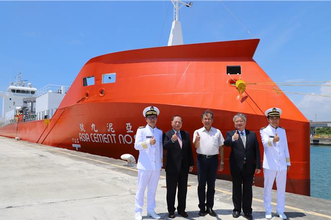 裕民亞泥聯手打造 環保低碳水泥船登場。（裕民提供）