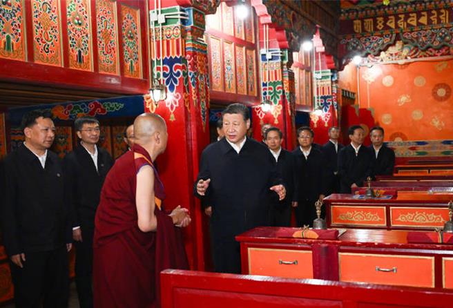習近平在青海考察調研果洛西寧民族中學和宏覺寺。（新華社）