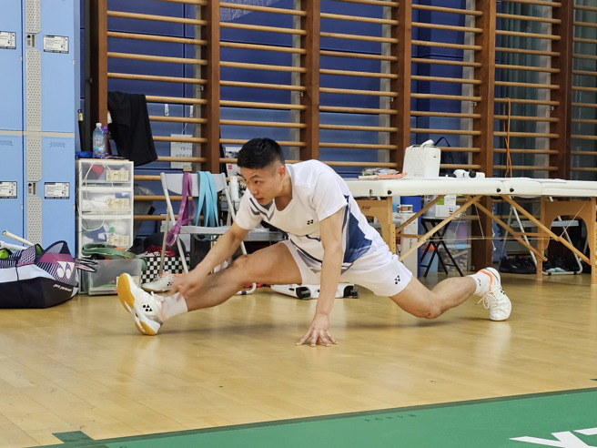 周天成做好暖身再下场训练。（陈筱琳摄）
