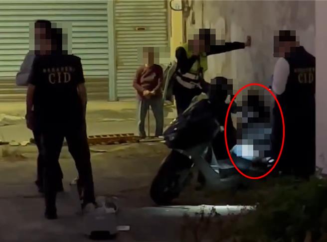 今年2月中旬，屏东县恒春警分局27岁詹姓警员疑执法过当打死嫌犯，引发社会譁然。（图／翻摄自脸书翻转大高屏交通违规）