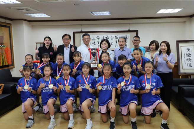 云林县斗六市镇南国小篮球队将前往日本参加国际交流篮球赛，19日云林县长张丽善（后左四）表示参加国际赛事有助城市外交，同时为「2025年全国运动会在云林」热身。（云林县政府提供／张朝欣云林传真）