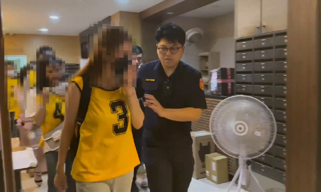 警方当场查获12名小姐，并带回派出所问讯。( 翻摄画面 )