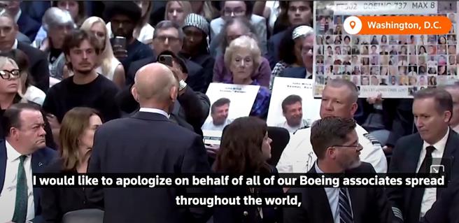 波音公司执行长凯尔洪（Dave Calhoun）向空难遗属道歉。取自路透