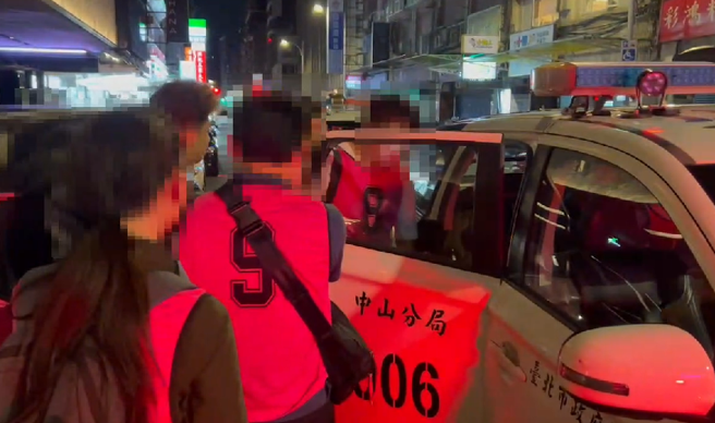 工作人员带案画面。( 叶庭欣/翻摄 )