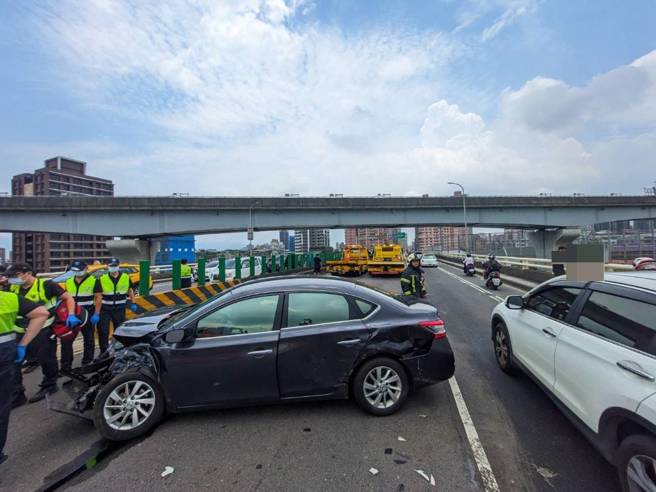 中山高架桥三重段往台北方向，19日发生三车连环撞事故。( 叶庭欣/翻摄 )