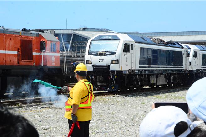 台铁公司去年新引进R200型柴电机车，经1年测试及调整，今天投入营运。（王志伟摄）