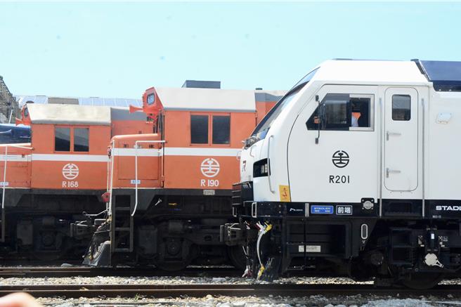 花莲场停放现役R20、R150及R190以及最新式Ｒ200等各式柴电机车，象徵传承。（王志伟摄）