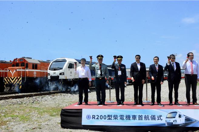 台铁公司董事长杜微等来宾随即进行摇铃象徵出发，R200缓缓驶入现场，并与大家合影。（王志伟摄）