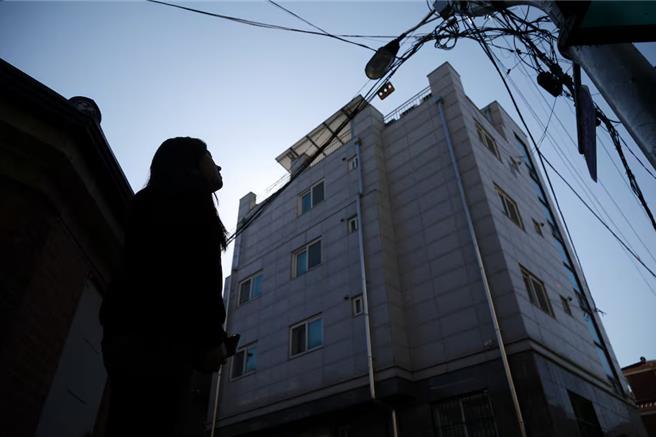 一名青年與他在首爾租住的公寓（圖／路透社）