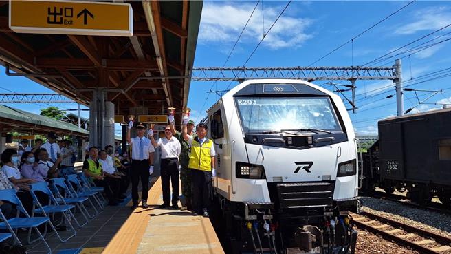 台鐵公司全新R200型柴電機車經1年測試，19日正式投入營運。（台鐵公司提供／蔡明亘台北傳真）