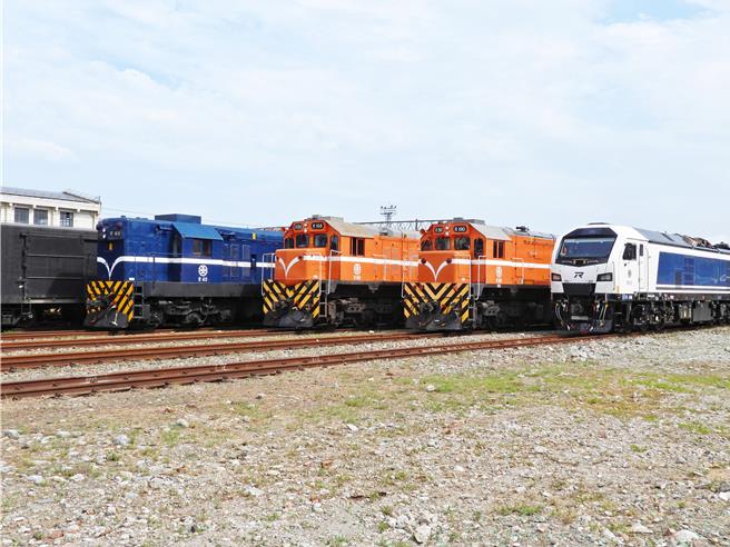 首航活動現場停放台鐵現役各式柴電機車共同迎接R200到來。（台鐵公司提供／蔡明亘台北傳真）