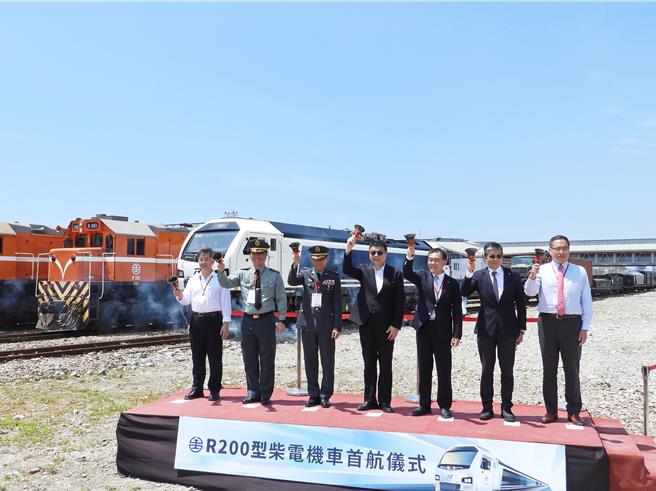 台鐵公司全新R200型柴電機車經1年測試，19日正式投入營運。（台鐵公司提供／蔡明亘台北傳真）