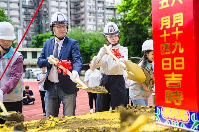 新竹市政府自筹经费3亿6571万元，启动光武国中校舍及午餐厨房工程，19日正式开工，预计2026年完工。（新竹市政府提供／王惠慧新竹传真）