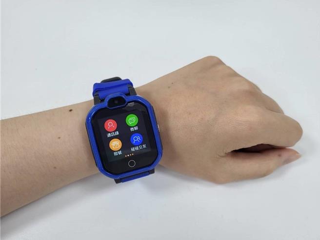 由于经常传出老人或身心障碍者走失、失联，嘉县社会局特别提供「温馨手炼」、「个人卫星定位器」等辅具供民眾申请。（嘉义县政府提供∕吕妍庭嘉义传真）