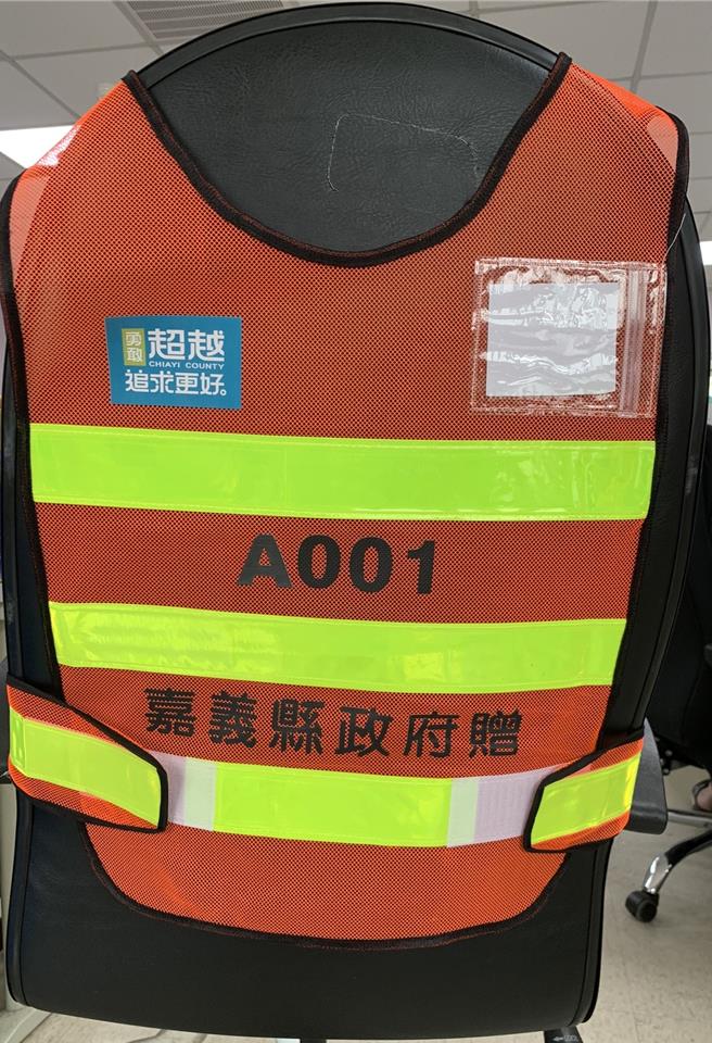 社会局将代步车结合反光背心，依乡镇进行编码，且新增联络资讯栏供民眾填写。（嘉义县政府提供∕吕妍庭嘉义传真）