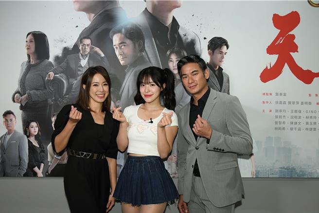 黄瑄（左起）、李多慧、亮哲相见欢。（三立提供）