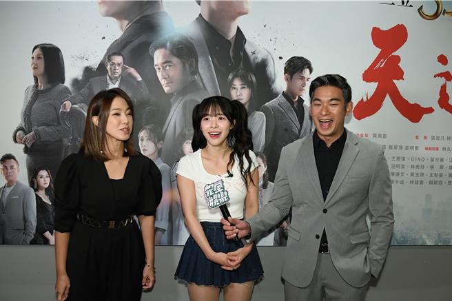 黄瑄（左起）、李多慧、亮哲三人互动很逗趣。（三立提供）