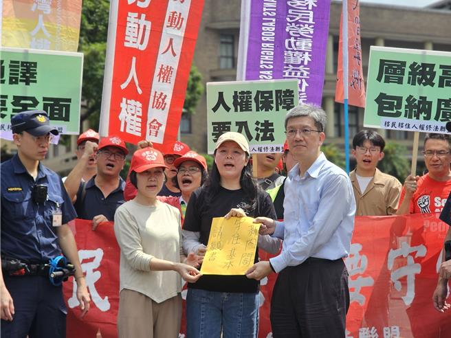 多个移民团体19日赴行政院喊话，吁回应移民工的需求，主管移民政策及新住民相关权益的专责单位，应为行政院二级单位。（主办单位提供／林良齐台北传真）