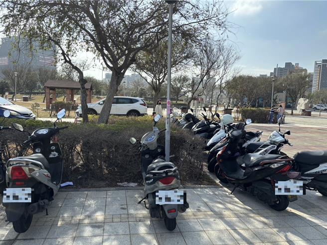 台中市梧栖区顶鱼寮公园，常有汽机车违停公园内，梧栖区公所19日表示，已加派人员到公园巡检，初步以劝导为主，若屡劝不听则拍照存证函送给建设局处理，最高可罚6000元罚锾。（梧栖区公所提供／张妍溱台中传真）