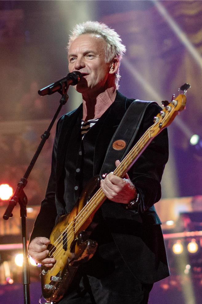 英國搖滾樂團「警察」靈魂人物史汀，以自己身分客串演出《萬事通大全》。（海鵬提供）