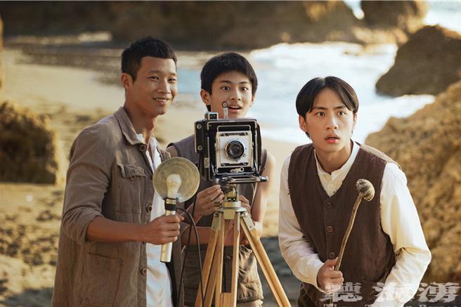 《聽海湧》吳翰林（右起）、朱宥丞和黃冠智飾演三兄弟。（公視提供）