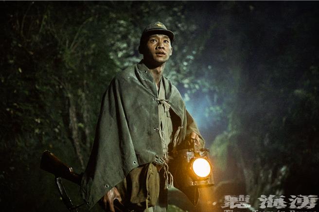 黃冠智戲裡在日軍所設置的戰俘營擔任臺籍戰俘監視員。（公視提供）