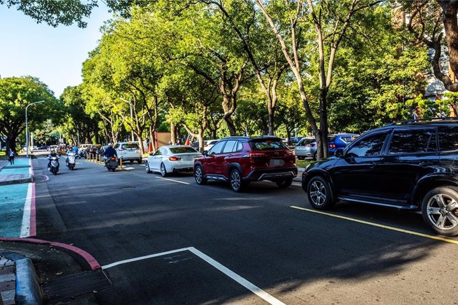 一位男子好奇竹北有什麼好吃、好玩、好逛街，許多工程師紛紛要他透過各種方式離開新竹。（示意圖／資料照，羅浚濱攝）