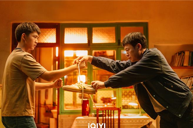 《看不見影子的少年》張頌文（右）跟榮梓杉3搭默契佳。（愛奇藝國際站提供）