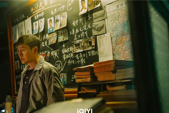 張頌文扮痛失愛子的資深刑警「王士塗」。（愛奇藝國際站提供）