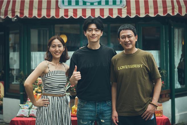 張詩盈（左起）、李程彬、王識賢戲裡飾演一家人。（華視、公視台語台提供）