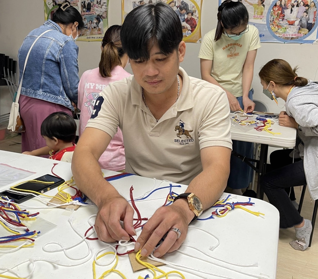 越南新住民杜拉专注地制作法式花边杯垫，觉得很有趣。(移民署嘉义市服务站提供)