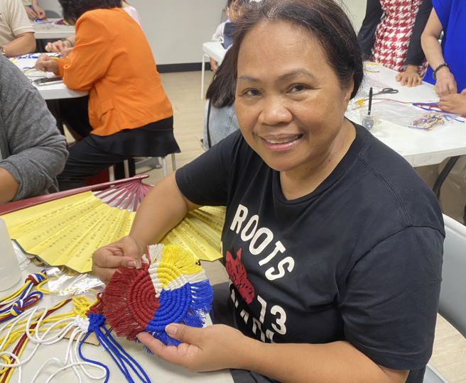 菲律宾新住民莎拉开心地展示成品。(移民署嘉义市服务站提供)