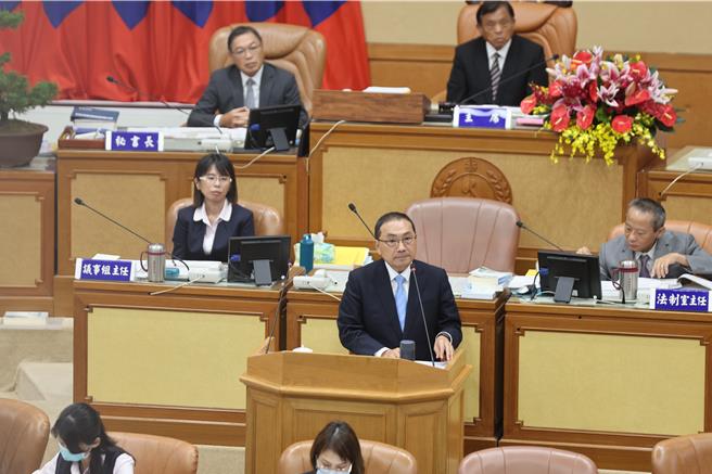 新北市长侯友宜说，还没看到新闻稿，还是希望博爱座要礼让老弱妇孺。（陈慰慈摄）