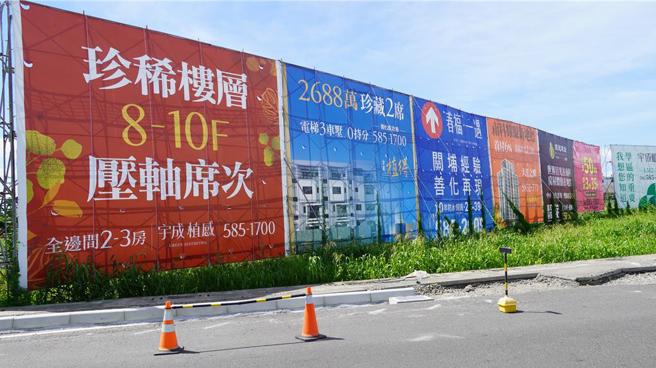 善化区许多路口都插满房屋广告看板。（宝智华摄）