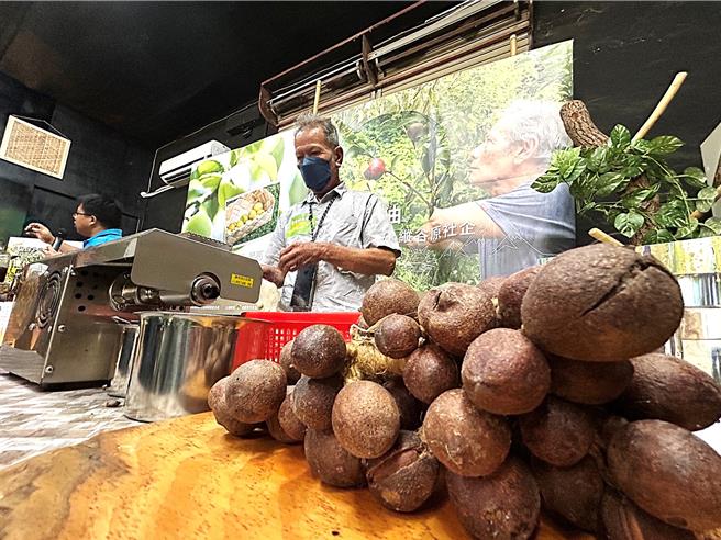 崁顶社区展示苦茶油创意加工产品，增进游客对地方农产的认识。（萧嘉蕙摄）