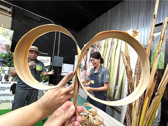 台东市富丰社区以月桃叶制作各式编织品，展现地方特色。（萧嘉蕙摄）