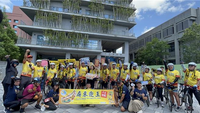 屏东县东港东隆宫3年1科的东港迎王平安祭典将于9月登场，大鹏湾产业联盟延续前2科热血传统，单车环岛宣传屏东迎王车队19日一早从东隆宫出发，沿途行经屏东县政府时，县长周春米特别率队加油打气。（谢佳潾摄）