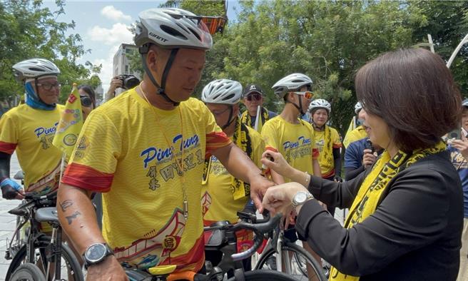 屏东县东港东隆宫3年1科的东港迎王平安祭典将于9月登场，大鹏湾产业联盟延续前2科热血传统，单车环岛宣传屏东迎王车队19日一早从东隆宫出发，沿途行经屏东县政府时，县长周春米特别率队加油打气。（谢佳潾摄）