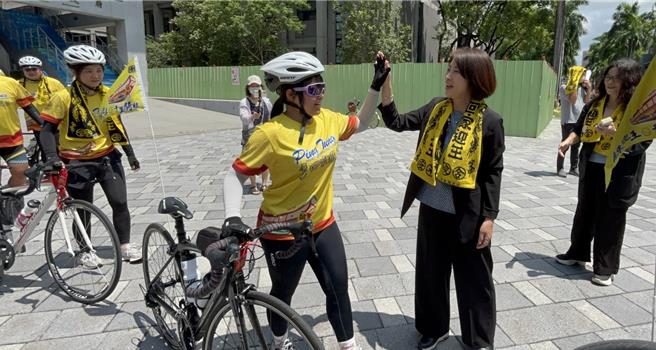 屏东县东港东隆宫3年1科的东港迎王平安祭典将于9月登场，大鹏湾产业联盟延续前2科热血传统，单车环岛宣传屏东迎王车队19日一早从东隆宫出发，沿途行经屏东县政府时，县长周春米特别率队加油打气。（谢佳潾摄）