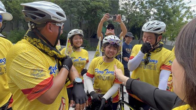 大鹏湾产业联盟总干事徐鸣懋指出，今年单车队伍有2组亲子团，除他带2名女儿外，队长罗博原也带他儿子加入骑乘队伍，这种传承的感觉很棒，也很符合东港迎王的传承精神。（谢佳潾摄）