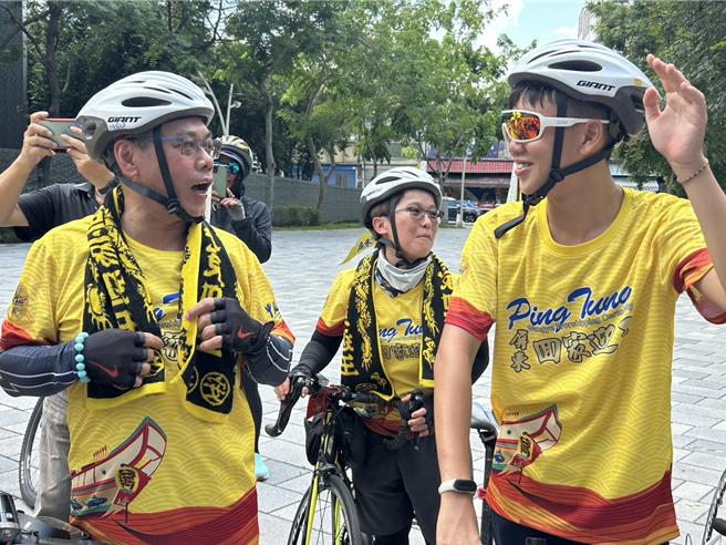 大鹏湾产业联盟总干事徐鸣懋指出，今年单车队伍有2组亲子团，除他带2名女儿外，队长罗博原也带他儿子加入骑乘队伍，这种传承的感觉很棒，也很符合东港迎王的传承精神。（谢佳潾摄）
