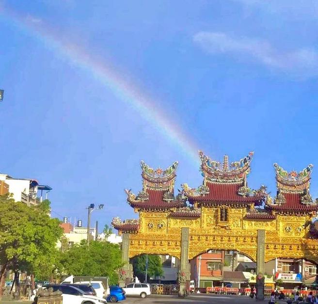 车队19日上午7时从东港东隆宫出发，当时天上还出现彩虹，骑士们惊呼是「王爷公送的祝福」。（民眾提供／谢佳潾屏东传真）