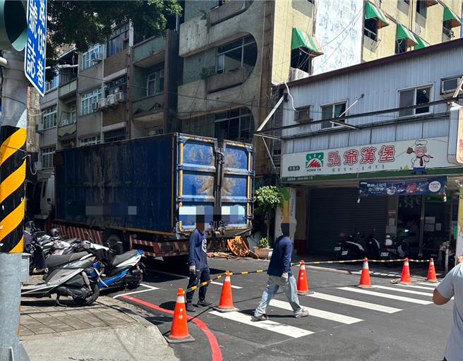 高雄苓雅区一处透天厝进行室内装潢拆除，因施工封路加上拆除噪音引起周边居民不满，因影响通行遭警方开单，工务局则说拆除噪音、扬尘符合规定。（民眾提供／任义宇高雄传真）