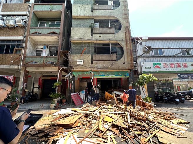 高雄苓雅区一处透天厝进行室内装潢拆除，因施工封路加上拆除噪音引起周边居民不满，因影响通行遭警方开单，工务局则说拆除噪音、扬尘符合规定。（民眾提供／任义宇高雄传真）