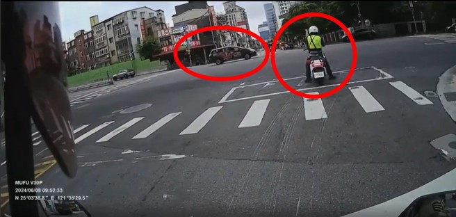 警员开启警报器告知计程车司机不能左转，叫他直行，结果驾驶还是执意左转，警员只好追上送上罚单。（翻摄爆料公社）