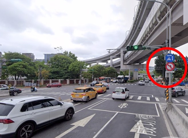 成功桥下桥该路口禁止左转。（翻摄google地图）