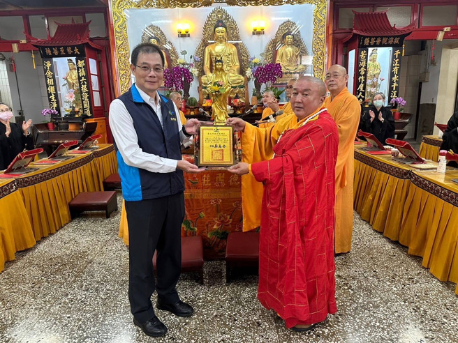 南海普陀山慧濟寺捐贈給台北市消防局新型小型水箱車。（翻攝畫面）
