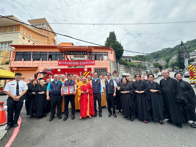南海普陀山慧濟寺捐贈給台北市消防局新型小型水箱車。（翻攝畫面）