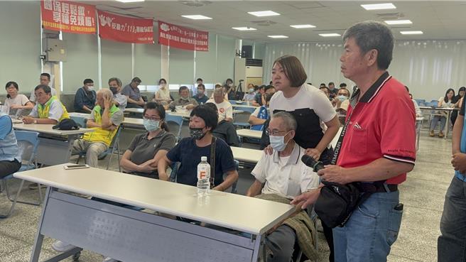交通部高公局于19日在大寮区公所举行国道7号高雄路段工程「凤寮路段主线」说明会，市议员邱于轩指90多岁居民为此担心到吃不下睡不着。（洪靖宜摄）