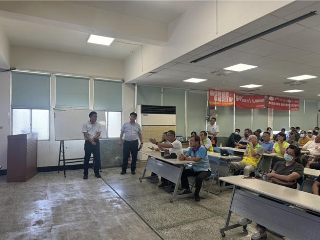 交通部高公局于19日在大寮区公所举行国道7号高雄路段工程「凤寮路段主线」说明会。（洪靖宜摄）